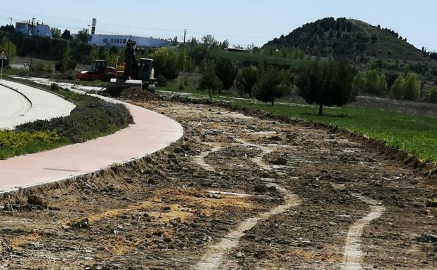 Imagen principal - Villatoro denuncia el deterioro de las zonas verdes por el traslado de las barracas