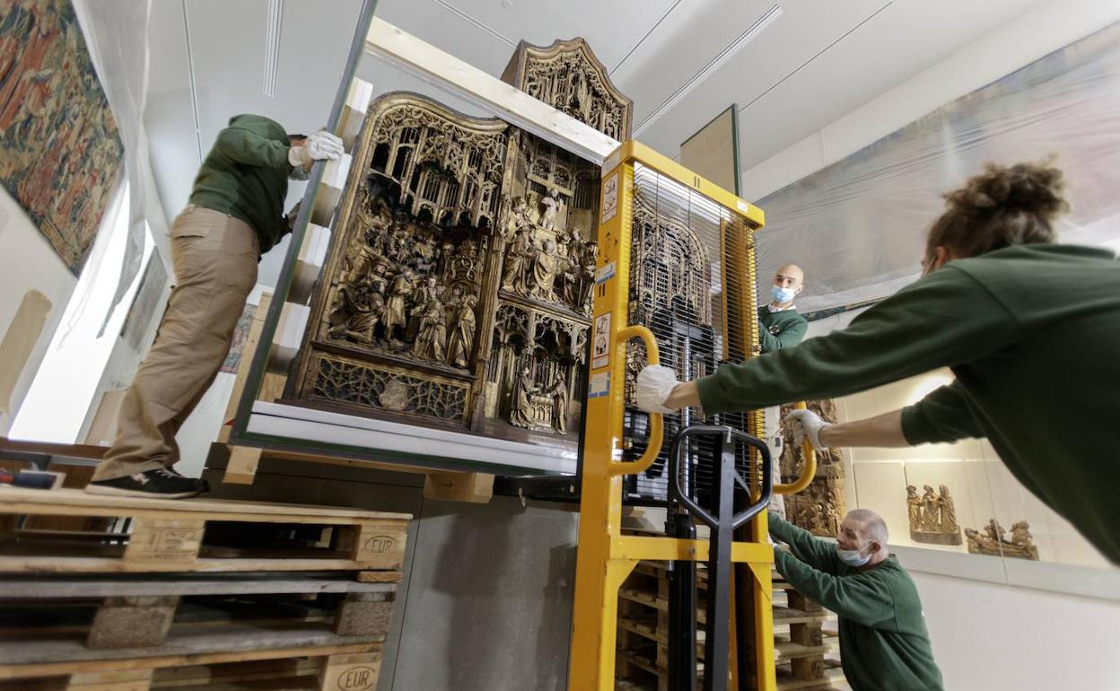 Operarios del Museo de Cluny preparan un retablo para su instalación en una de las salas.