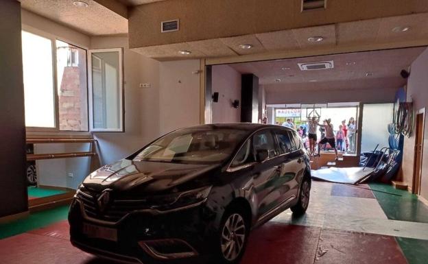 Un vehículo atraviesa la luna de un gimnasio de Burgos y acaba empotrándose contra un tatami