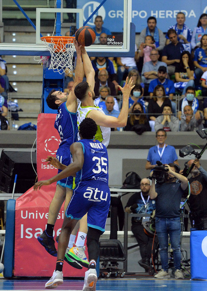 Imágenes del encuentro entre el San Pablo Burgos y el Fuenlabrada en el Coliseum