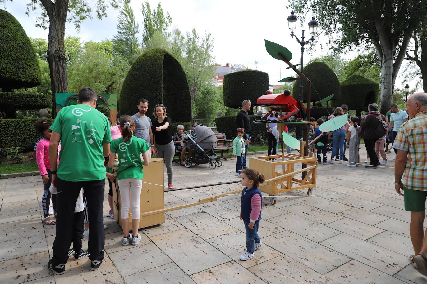 Numerosas familias se han acercado al Paseo del Espolón a disfrutar de los juegos y actividades preparadas con motivo del Día de las Familias