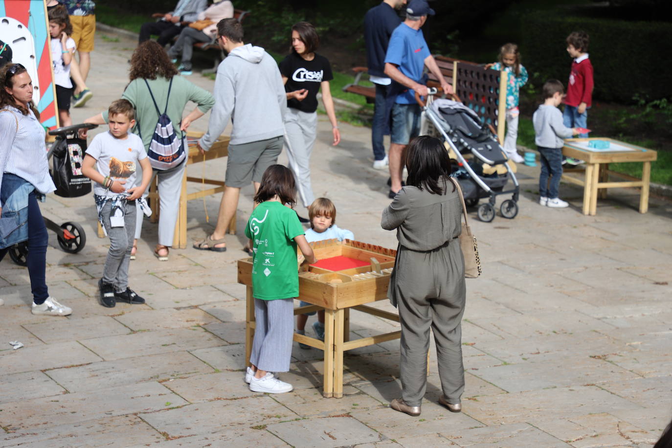 Numerosas familias se han acercado al Paseo del Espolón a disfrutar de los juegos y actividades preparadas con motivo del Día de las Familias