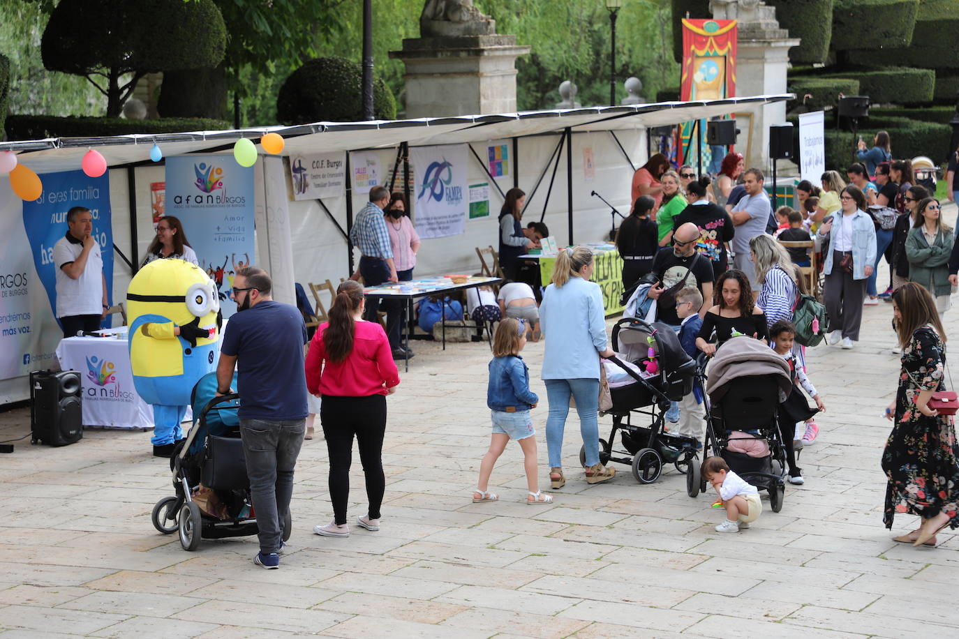 Numerosas familias se han acercado al Paseo del Espolón a disfrutar de los juegos y actividades preparadas con motivo del Día de las Familias