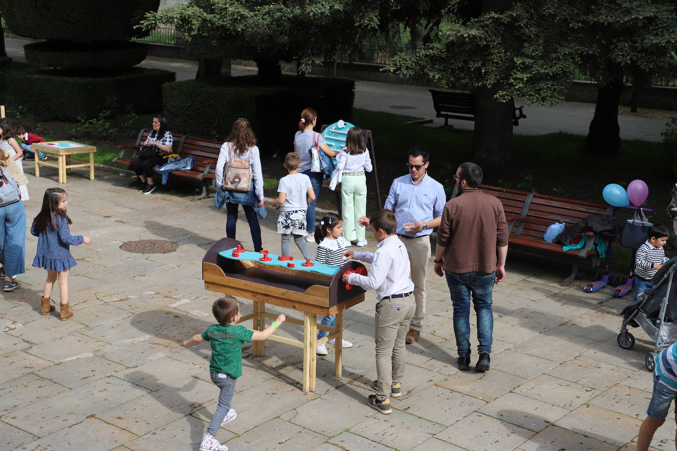 Numerosas familias se han acercado al Paseo del Espolón a disfrutar de los juegos y actividades preparadas con motivo del Día de las Familias