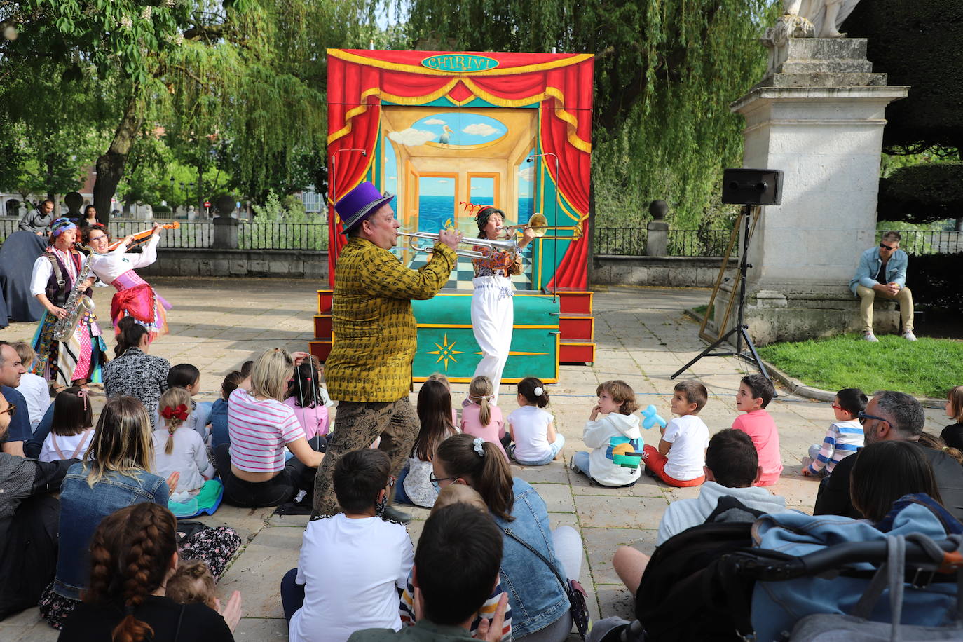 Numerosas familias se han acercado al Paseo del Espolón a disfrutar de los juegos y actividades preparadas con motivo del Día de las Familias