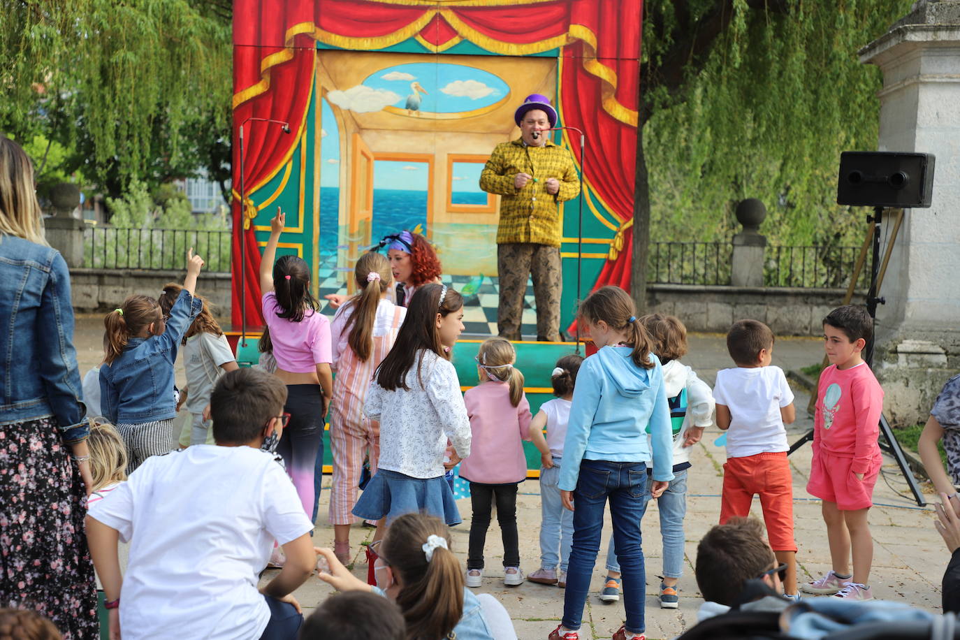 Numerosas familias se han acercado al Paseo del Espolón a disfrutar de los juegos y actividades preparadas con motivo del Día de las Familias