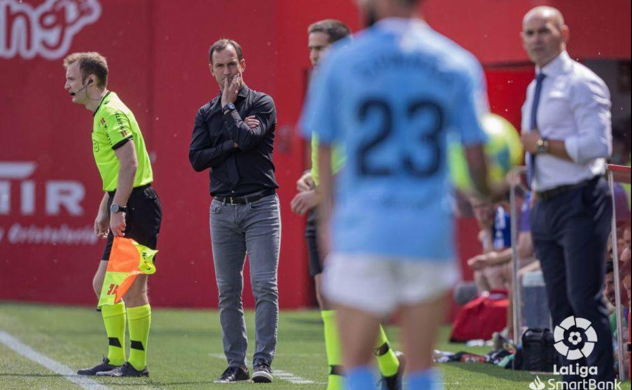 Extebarria observa el partido en la banda de Anduva