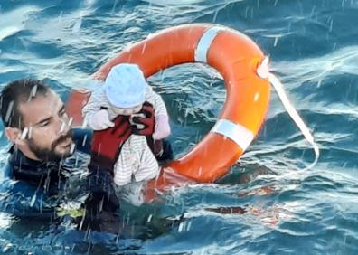 Imagen secundaria 1 - 1. Brahim Gali, en un hospital argelino tras ser tratado de urgencia en España en abril de 2021. | 2. Un miembro de los servicios de rescate españoles saca a un bebé del agua durante la entrada masiva a Ceuta el 17 de mayo de 2021. | 3. Mohamed VI recibe a Pedro Sánchez el pasado 20 de marzo. 