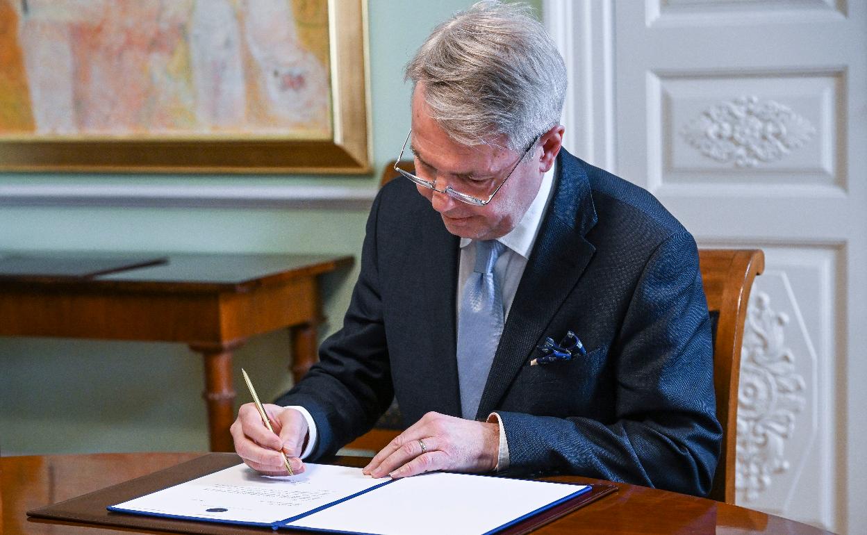 El Ministro de Asuntos Exteriores de Finlandia, Pekka Haavisto, firma la solicitud de ingreso de su país en la OTAN en Helsinki.