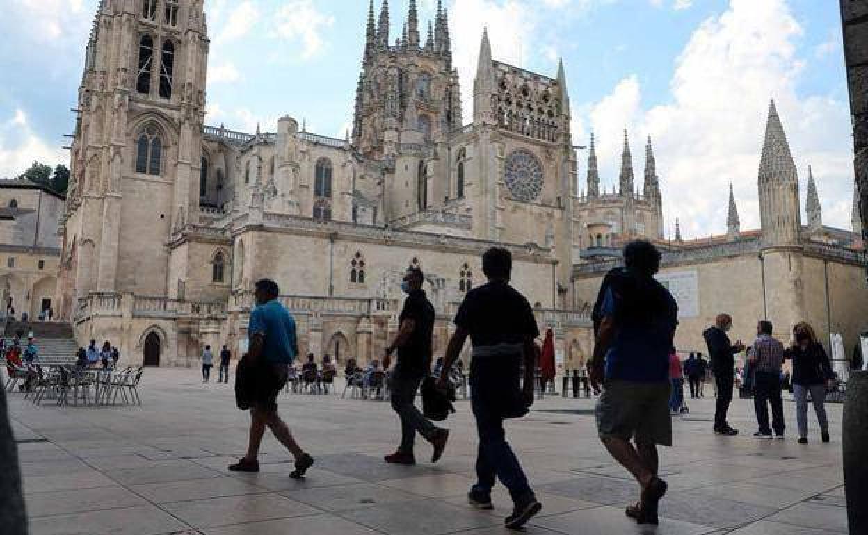 Turistas frente a la Catedral de Burgos.