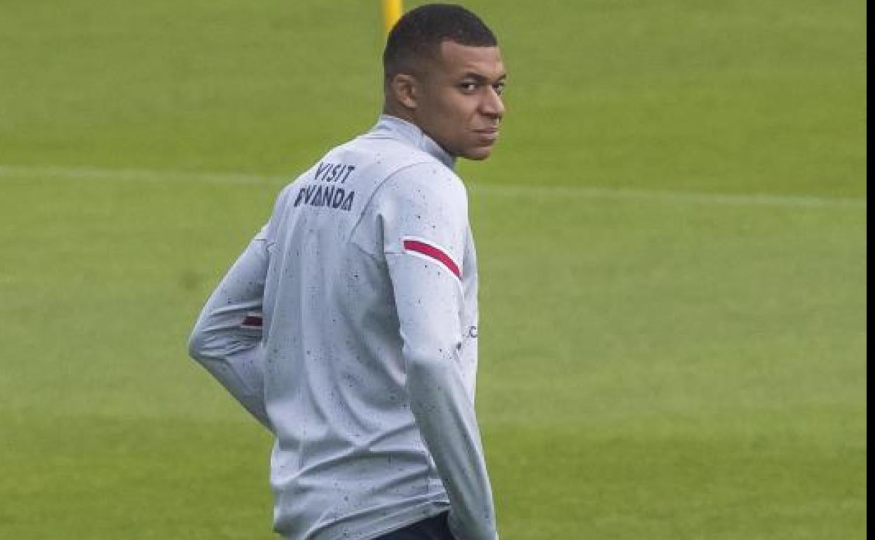 Kylian Mbappé, durante el entrenamiento de este viernes del PSG. 