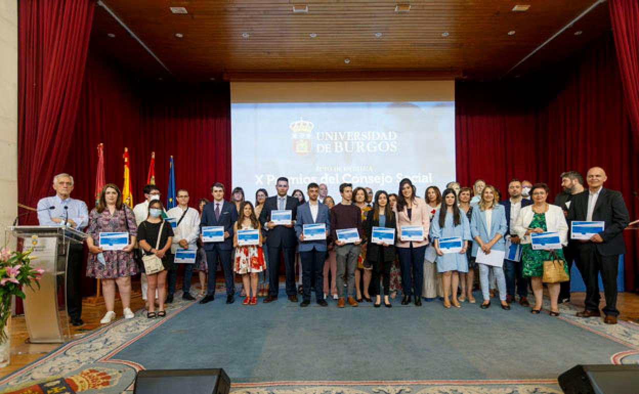 Foto de familia de los premiados. 