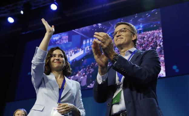 Ayuso y Feijóo saludan este sábado a los asistentes al 17 congreso del PP de Madrid. 