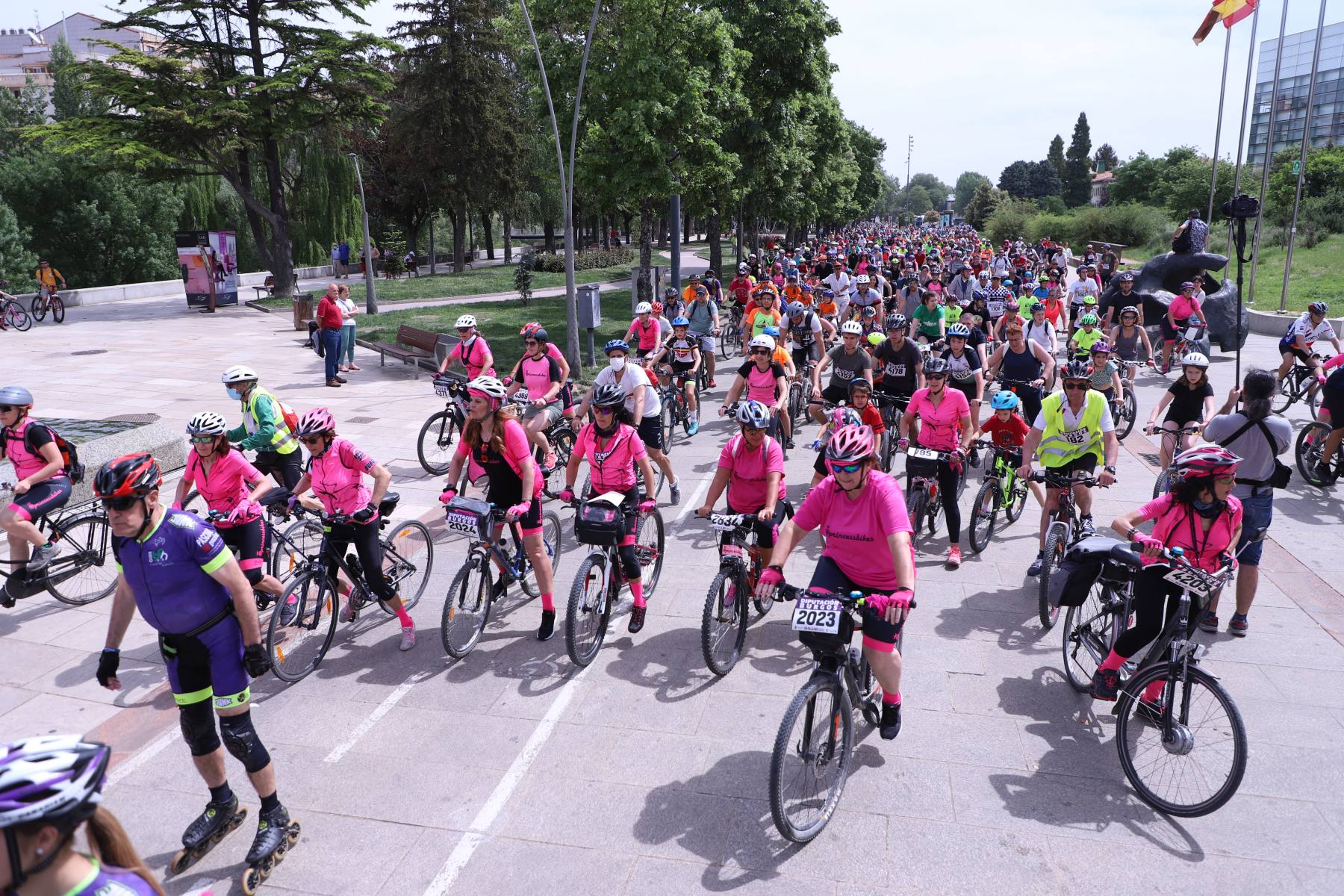 Fotos: Miles de ciclistas toman las calles de Burgos