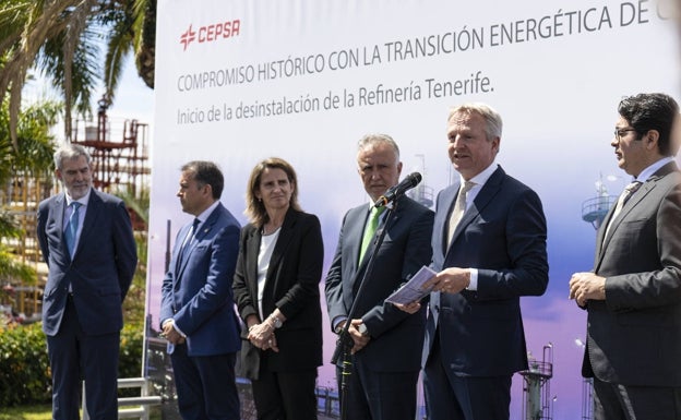 El CEO de Cepsa interviene en el acto simbólico que marca el inicio de las obras de desinstalación de la refinería de Tenerife, bajo la mirada de la ministra para la Transición Ecológica, Teresa Ribera. 