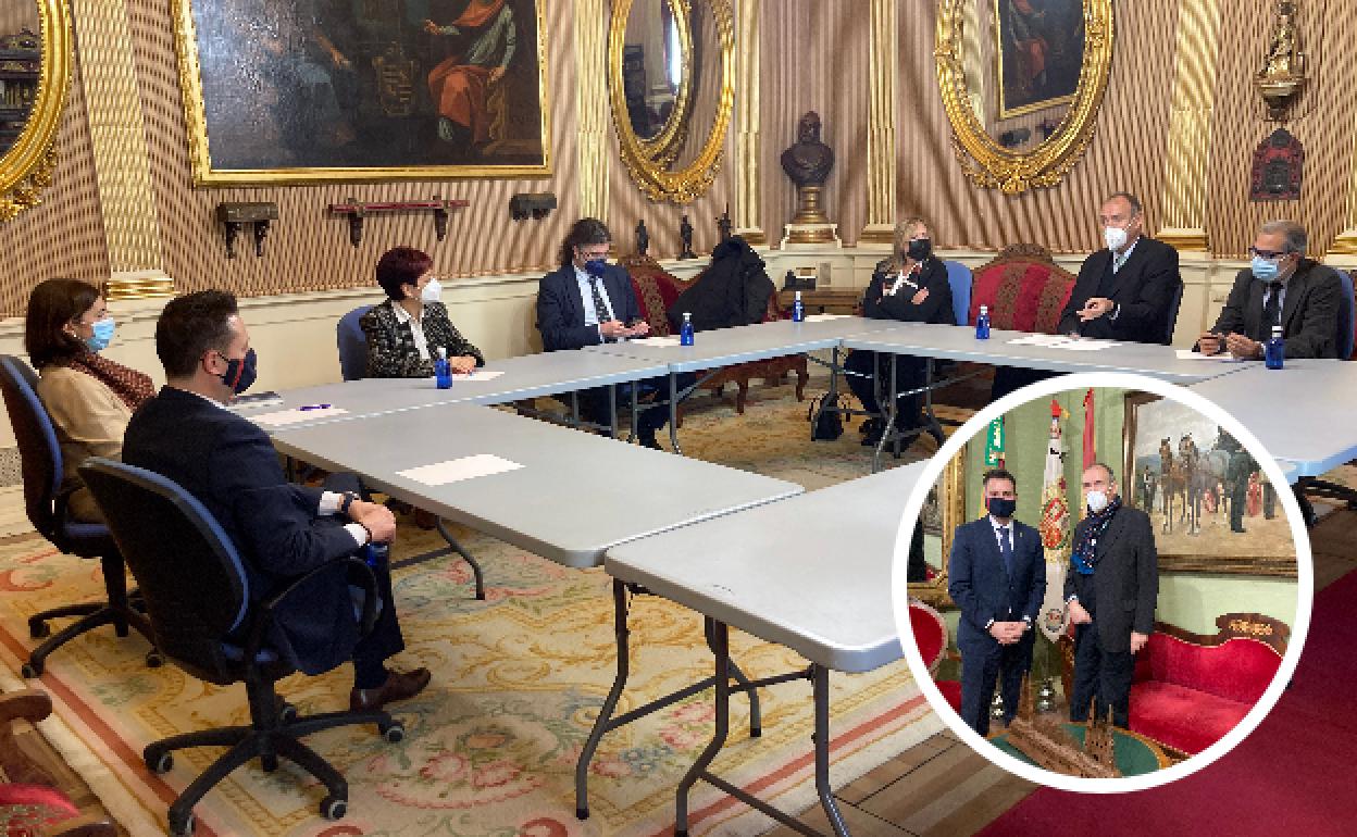 El PP había denunciado la foto del alcalde con Juan José Laborda, aunque el Ayuntamiento remitió foto de la reunión con todos los políticos.