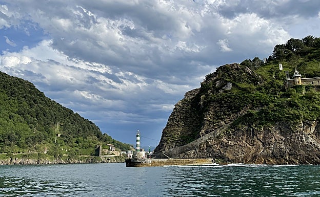 Entrada Canal de Pasajes desde el Cantábrico.