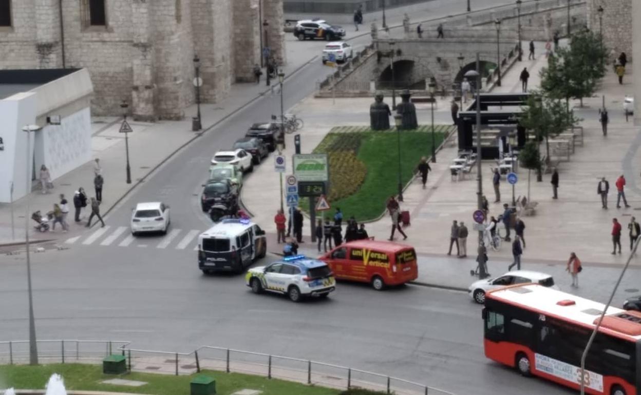 La Policía Nacional y la Policía Local de Burgos intervienen en una pelea en la Plaza de España este martes.