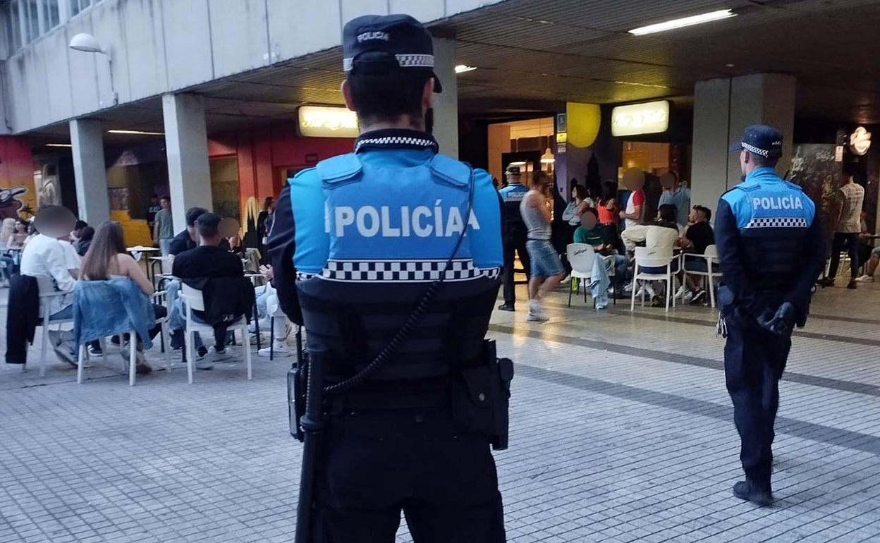 Imagen de archivo de una intervención de la Policía Local en Burgos. 