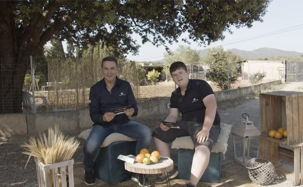 Xavier Bertolín y Miquel Montoro (dcha.) en la granja del youtuber mallorquín. 