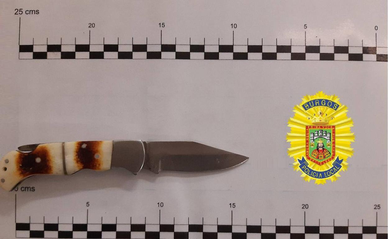 Arma blanca hallada por la Policía Local de Burgos en el vehículo.