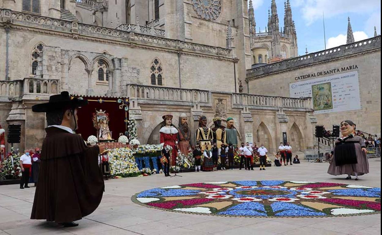 Ofrenda floral en los Sampedros de 2021.