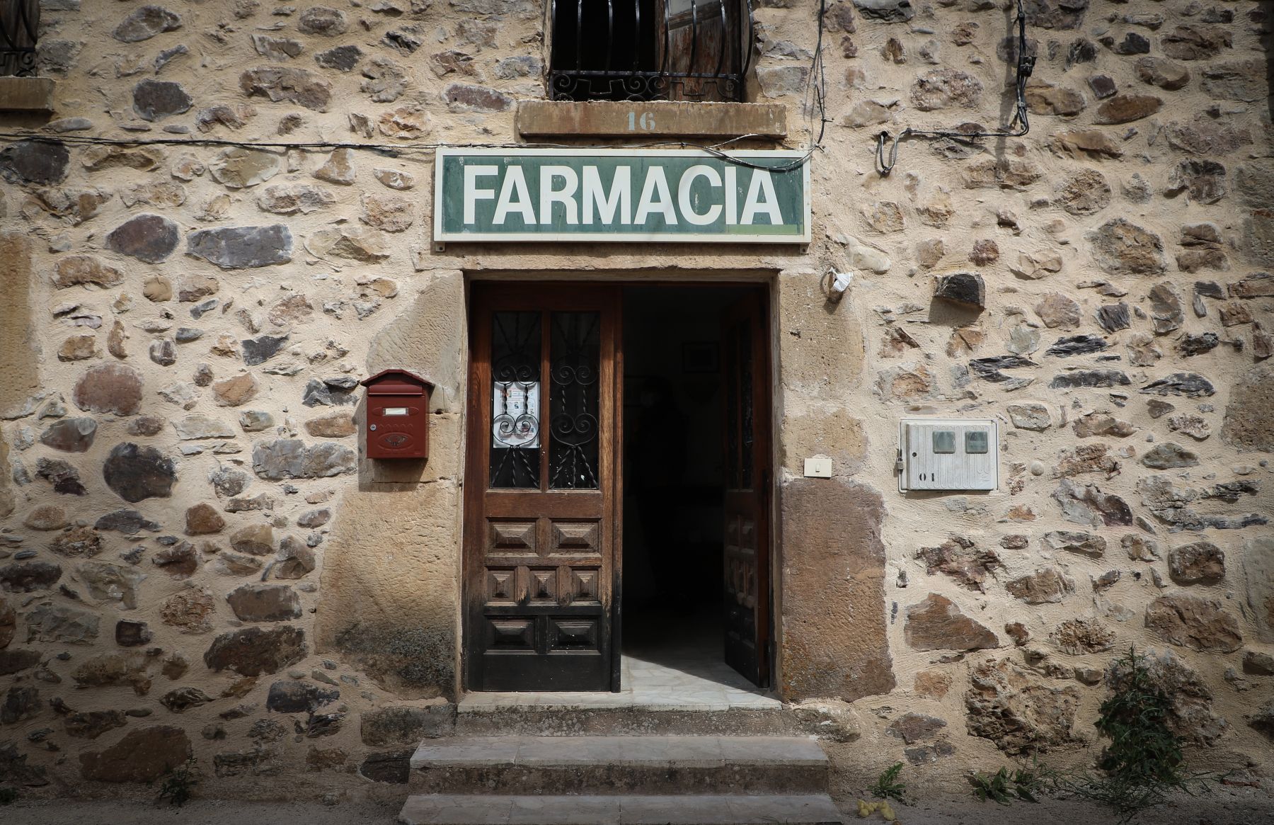 A la comarca le aporta seguridad tener una farmacia en Barbadillo del Pez y sus propietarios reparten los medicamentos por toda la zona y hasta las casas de los clientes. 