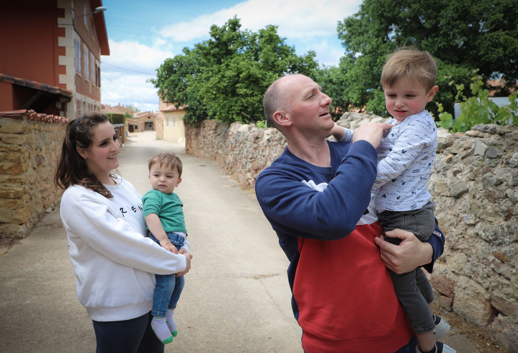 Hanae Elouahbi con Ismael y Davir Hortigüela con su hijo DAvid en brazos. 