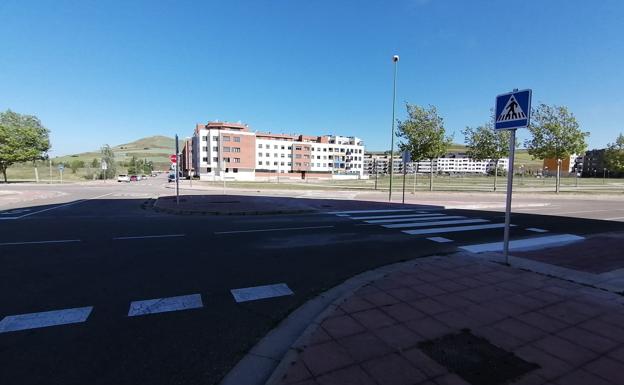 Imagen principal - Mejora la seguridad en el cruce de las calles Murcia y Óscar Romero en Fuentecillas