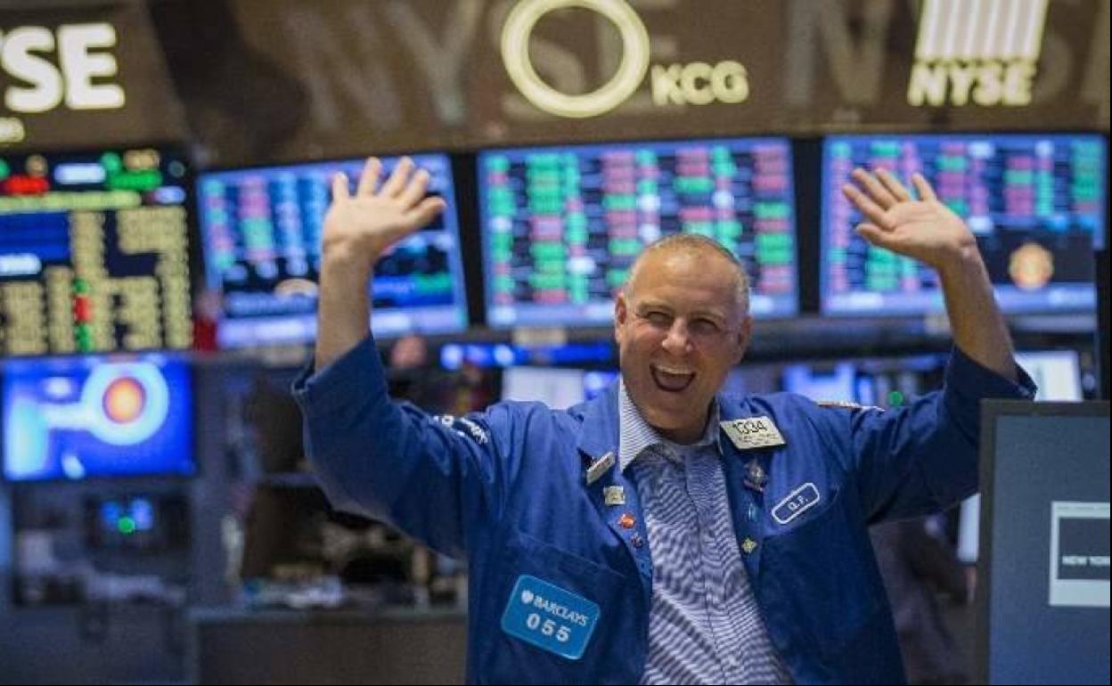 Un operador celebra sus ganancias en Wall Street. 