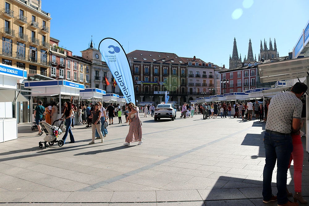 Fotos: Público y calor acompañan a la Feria del Libro de Burgos en su primer fin de semana