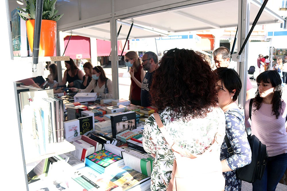 Fotos: Público y calor acompañan a la Feria del Libro de Burgos en su primer fin de semana