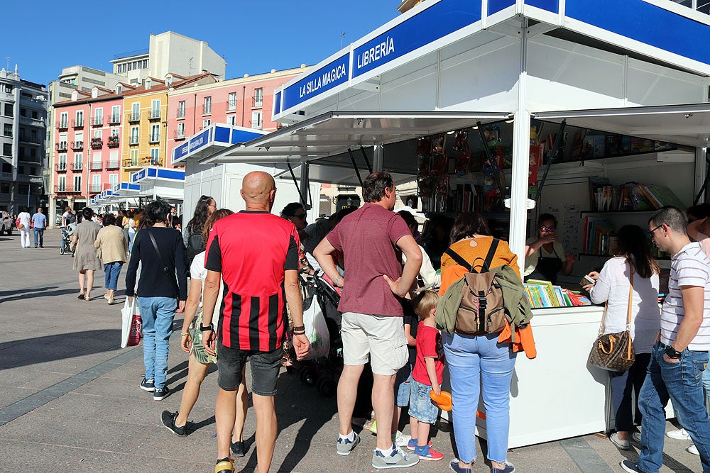 Fotos: Público y calor acompañan a la Feria del Libro de Burgos en su primer fin de semana