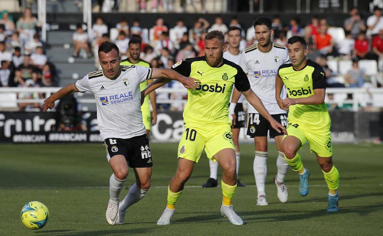 Valcarce condude el balón ante Samu Sáiz.