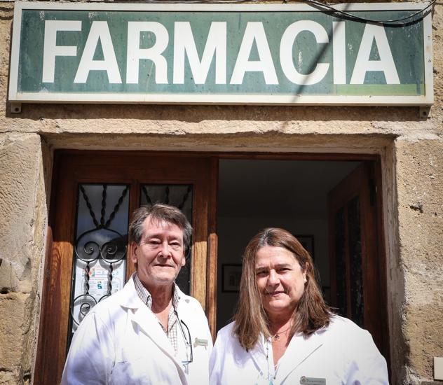 Nacho Hernández y Belén González-Santander, farmacéuticos en Barbadillo del Pez y por toda la zona. 