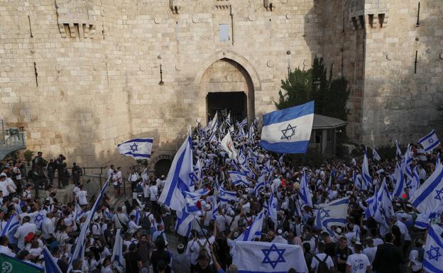 Miles de participantes este domingo en la llamada 'marcha de las banderas' por la ciudad vieja de Jerusalén.