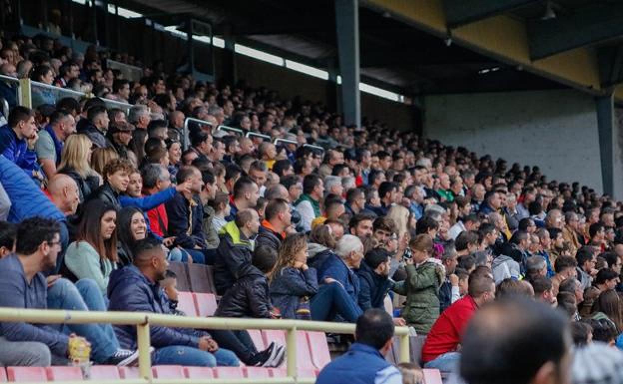 Aficionados del Burgos FC. en el Plantío. 