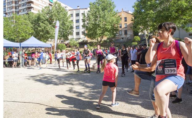 Imagen principal - Alrededor de 450 personas marchan con Cruz Roja en Aranda de Duero