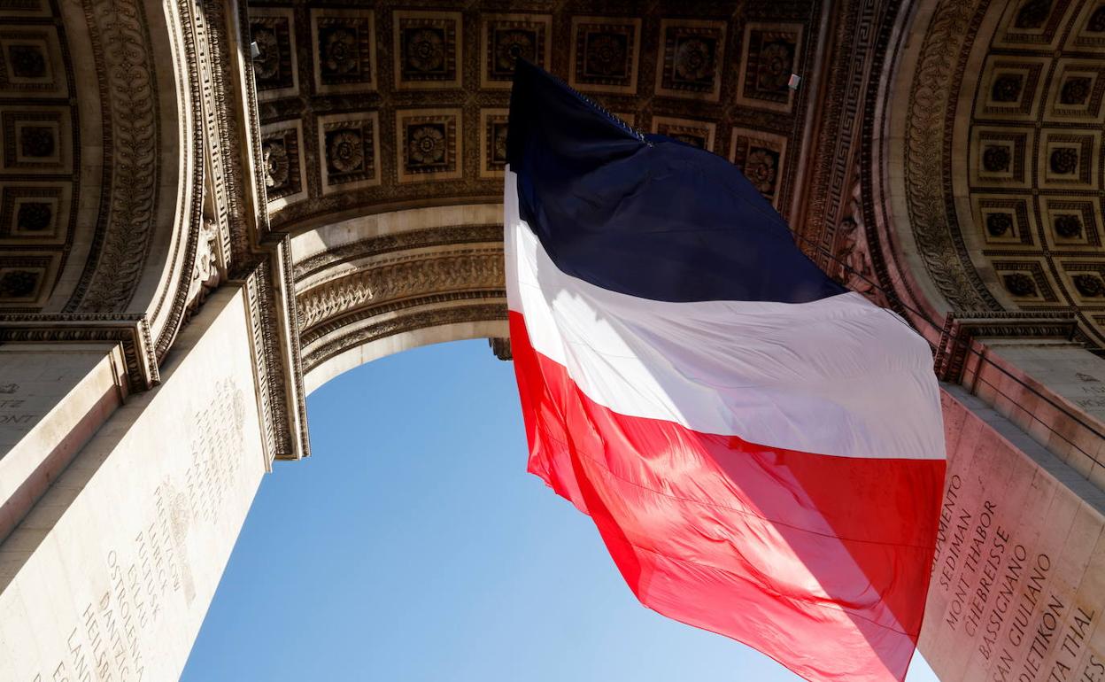 Bandera francesa, en el Arco de Triunfo de París.