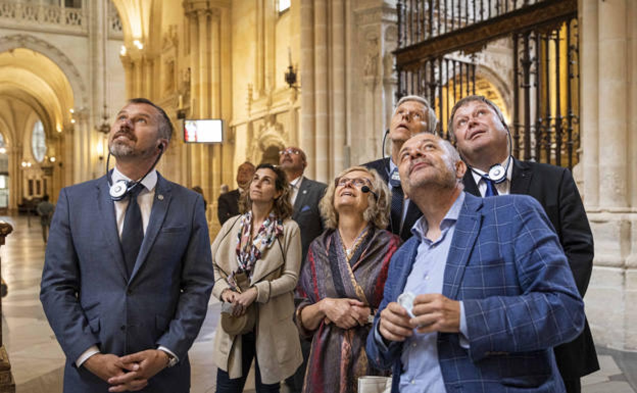 Senadores checos durante su visita a la Catedral de Burgos. 