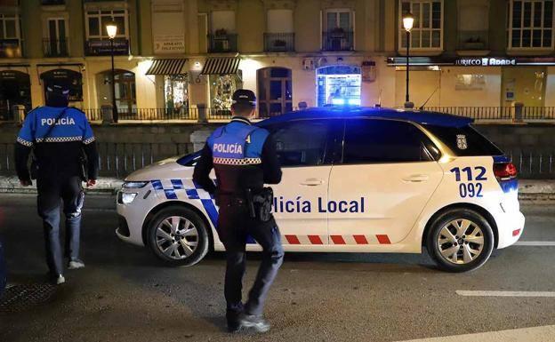 Sorprenden a un hombre orinando en la calle en Burgos y acaba detenido por agredir a los agentes