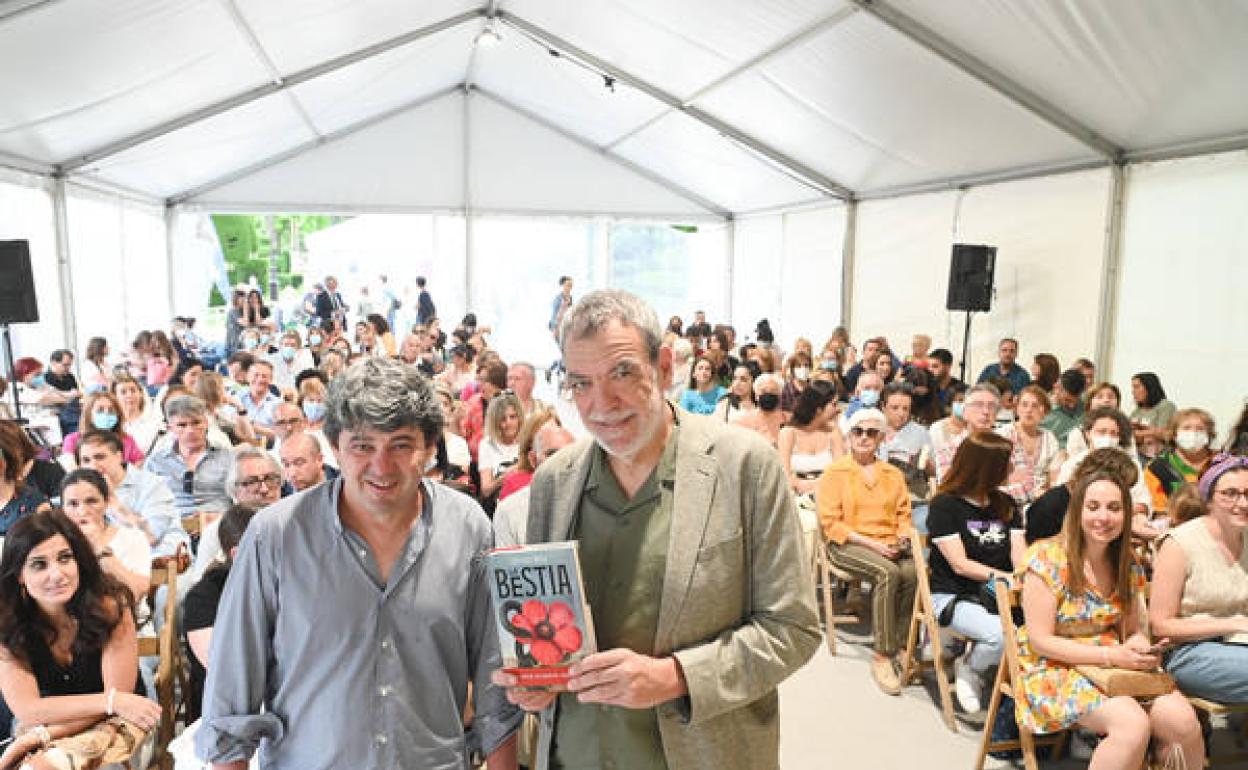 Los guionistas Agustín Fernández, Jorge Díaz y Antonio Mercero, ganadores del Premio Planeta 2022, bajo el nombre de Carmen Mola, firmando libros en Burgos.