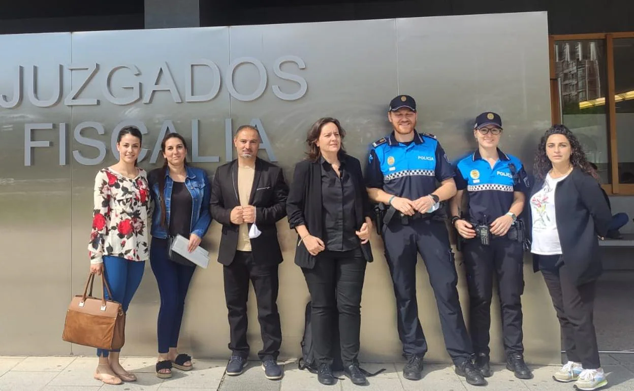 Miembros de Fundación Secretariado Gitano y la Policía Local ante los Juzgados de Burgos.