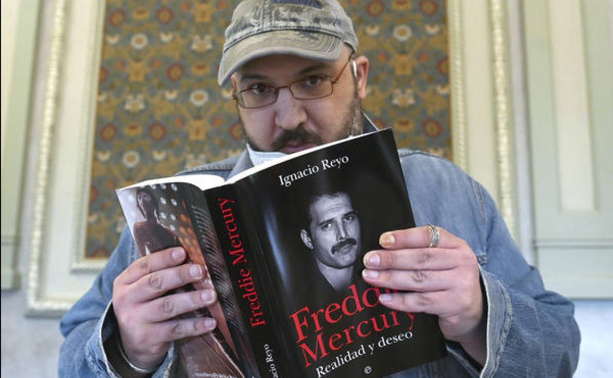 El autor y periodista burgalés, Ignacio Reyo, presenta su libro ''Freddie Mercury. Realidad y deseo'' en la 46º Feria del Libro de Burgos.