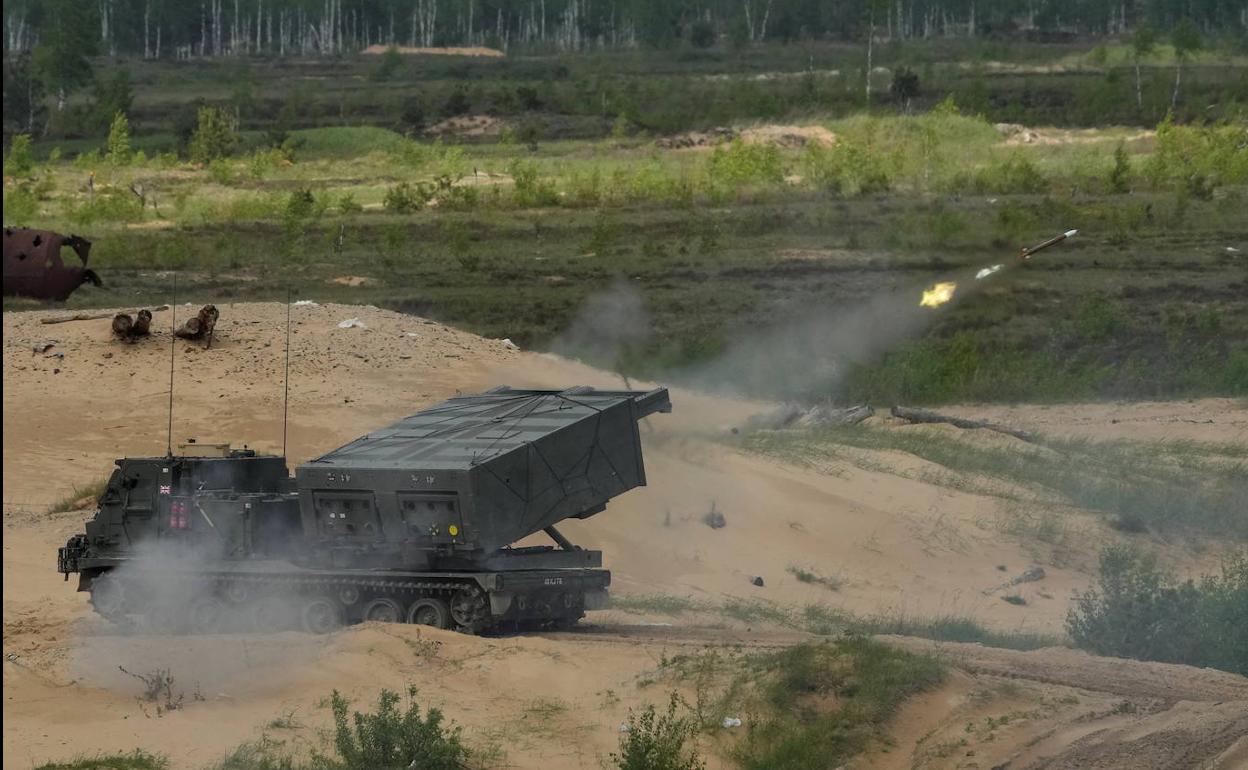 Maniobras militares europeas con una plataforma lanzacohetes.