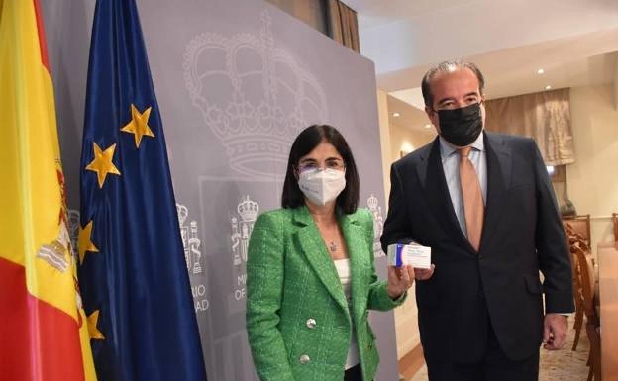 Darias y el director de Pfizer, Sergio Rodríguez, con el medicamento tras firmar el acuerdo el 24 de marzo.