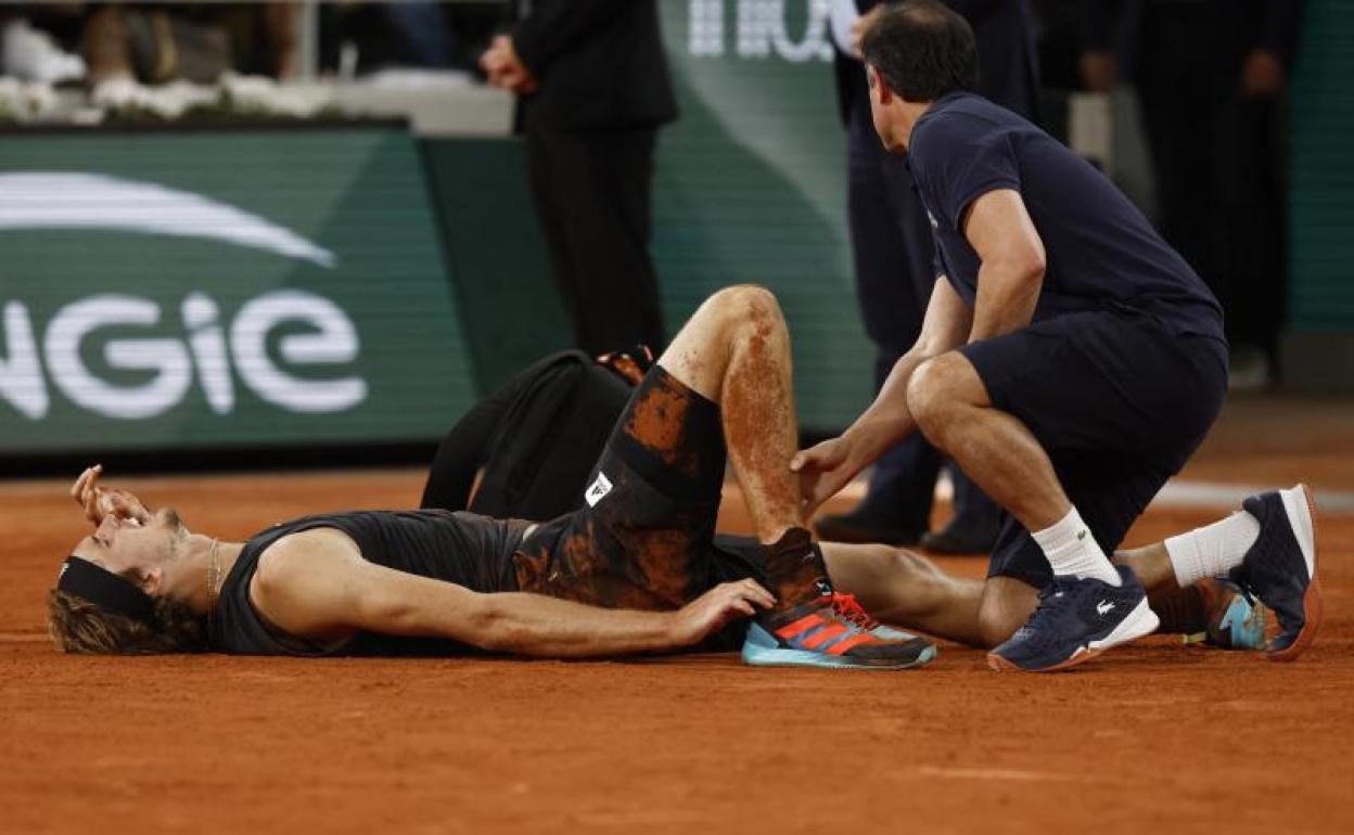 Alexander Zverev, atendido tras caer lesionado en Roland Garros. 