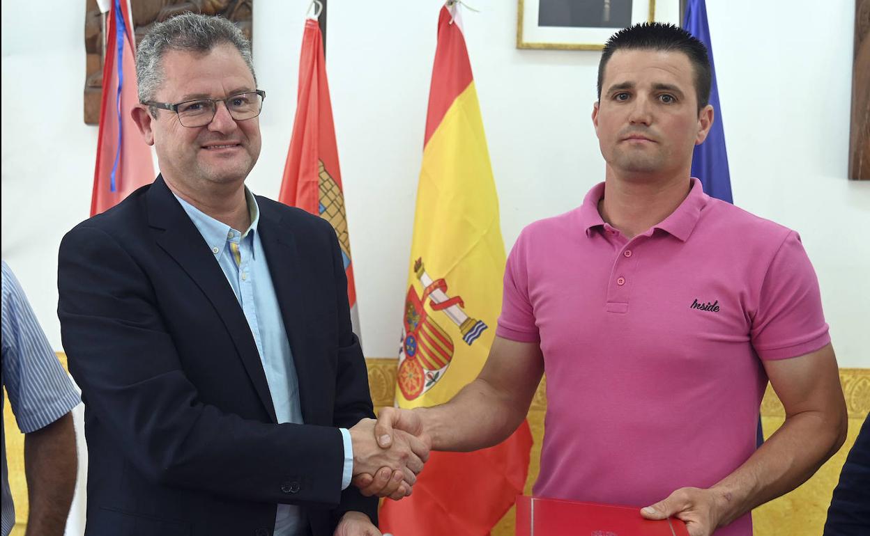 El consejero de Agricultura, Ganadería y Desarrollo Rural, Gerardo Dueñas, y el presidente de la Comunidad de Regantes Río Aranzuelo, Ignacio Olalla, firman el convenio. 