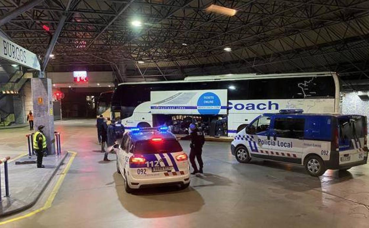 Imagen de archivo de una intervención de la Policía Local en la estación de autobuses de Burgos.