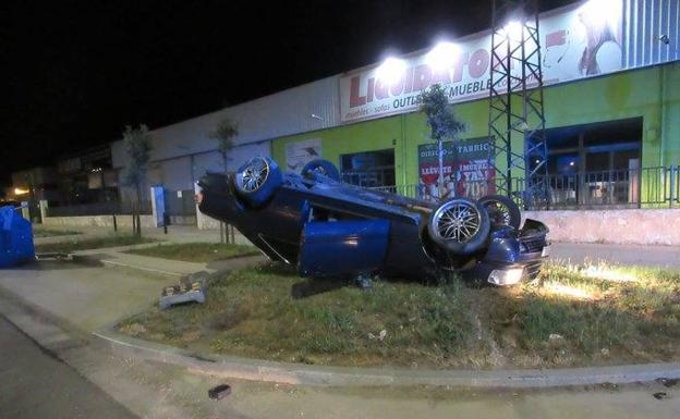 Vuelca un vehículo tras intentar adelantar a un camión en Burgos